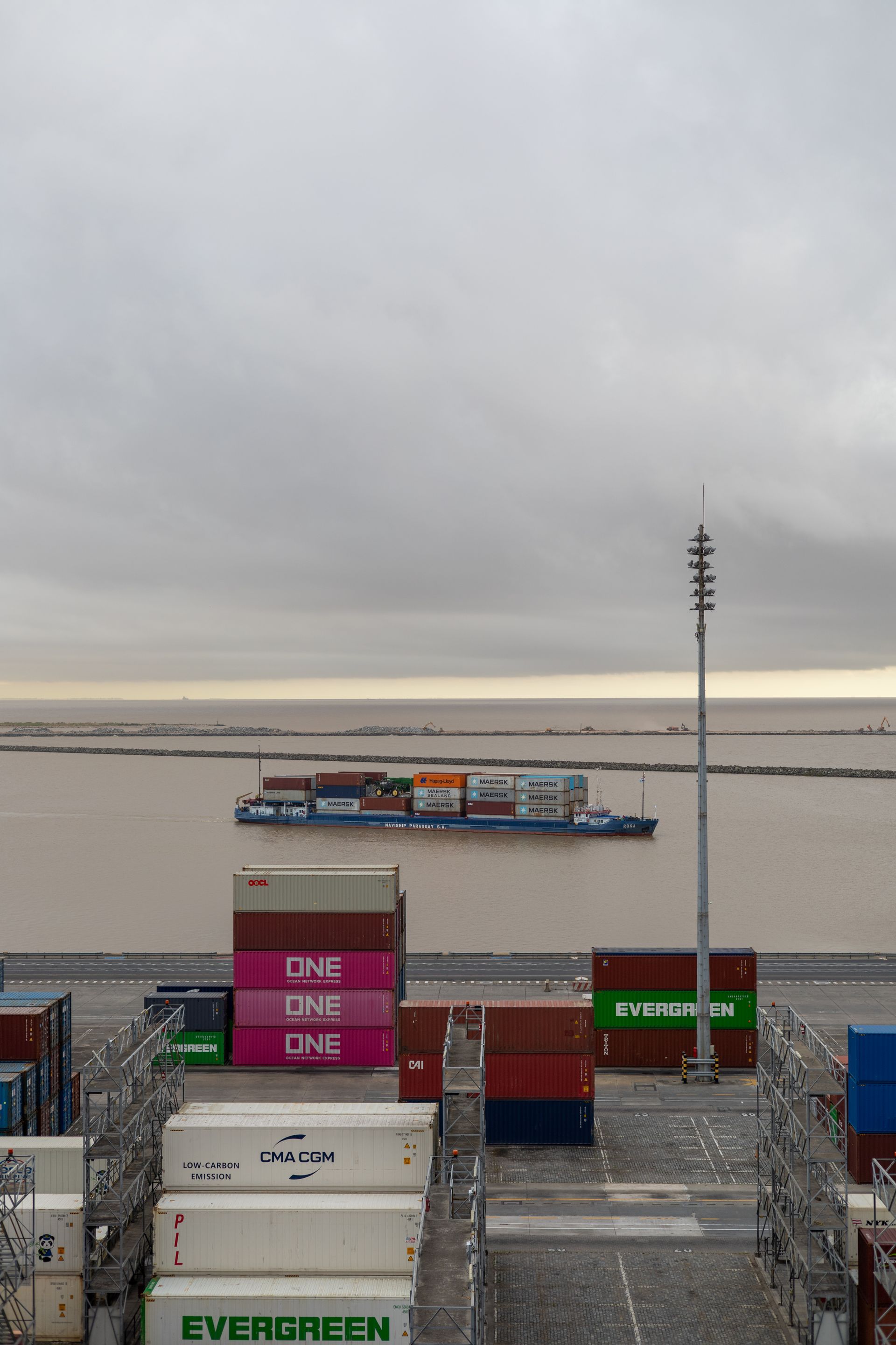 Operação portuária com navio e contentores